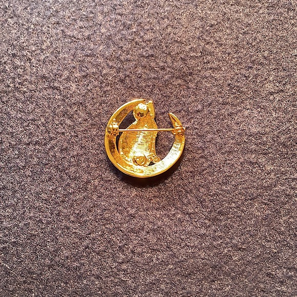 Vintage goldtone metal and rhinestone cat pin. Green eyes. Sturdy clasp. Cute! - Picture 2 of 4